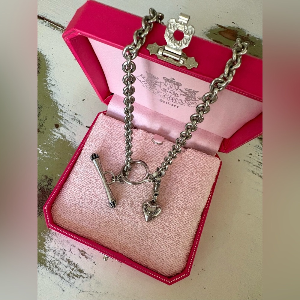 Like NEW!! HTF RARE Y2K Authentic Vintage Juicy Couture Silver Heart Necklace
